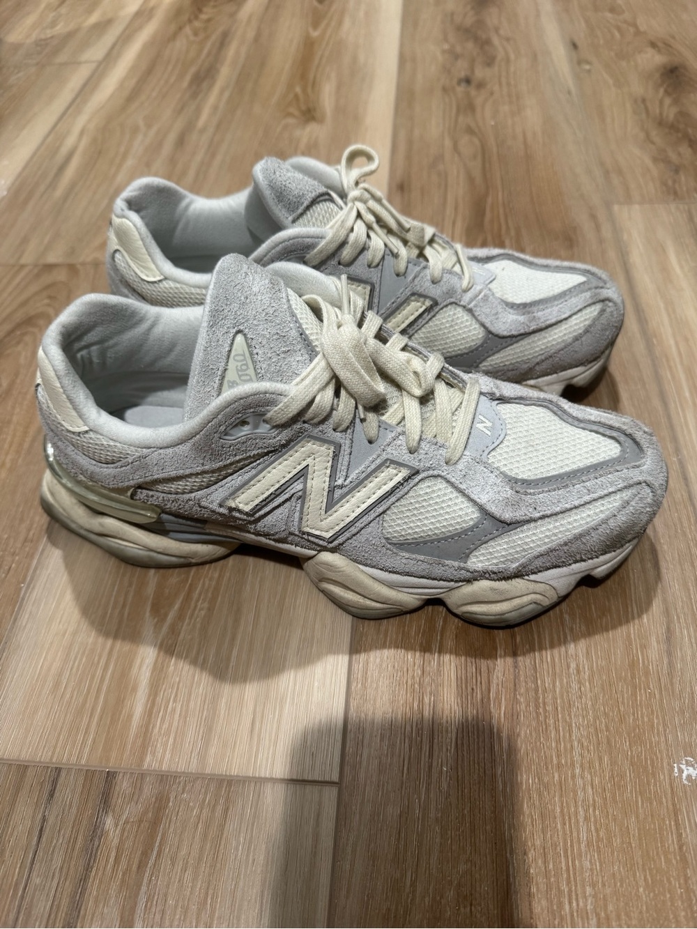 New Balance men’s ( Cream & Light Gray Running Sneakers